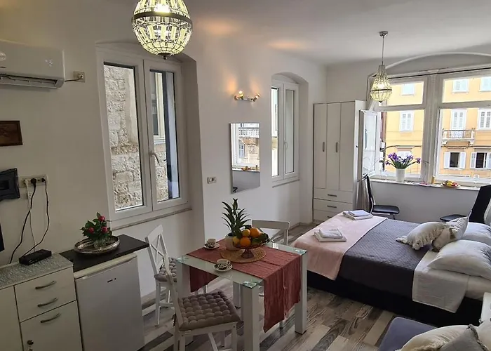 Old Square View Apartment